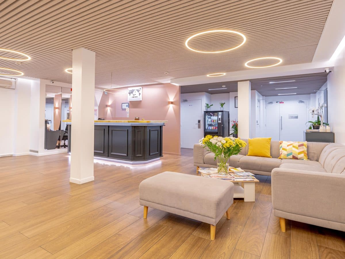 Salon d'accueil lumineux de l'hôtel